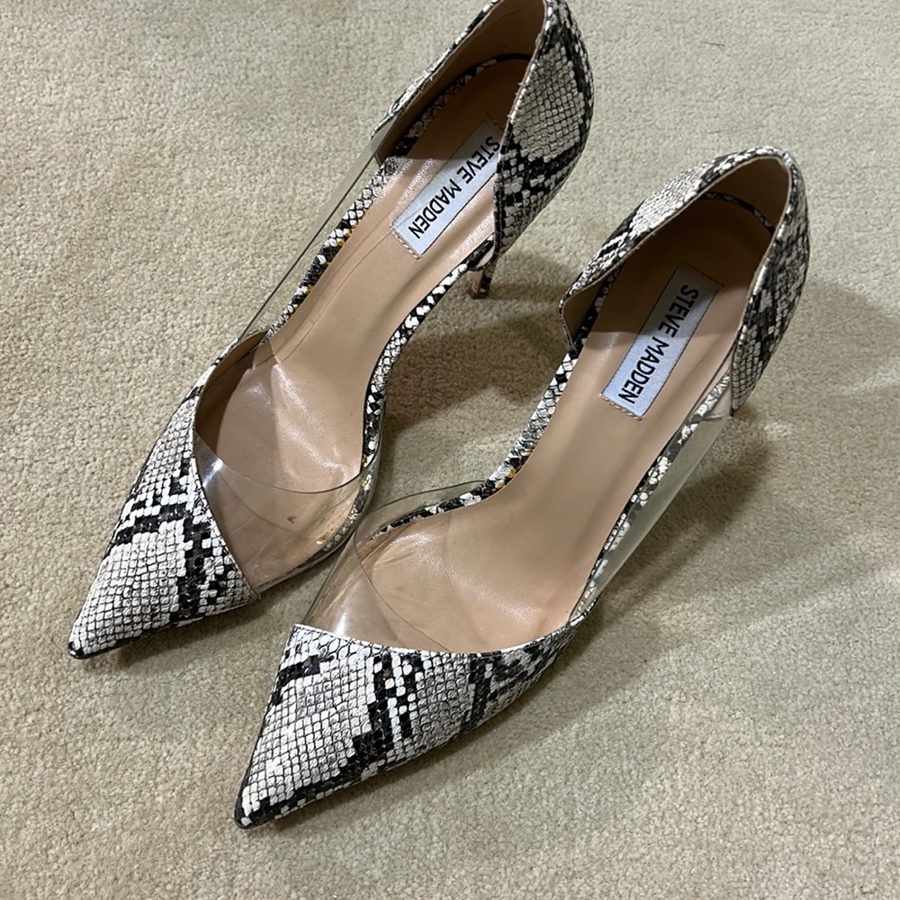 Steve Madden snakeskin pumps in a 9.5